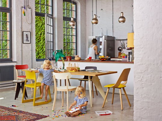 Der Tip Ton von Vitra ist eine Zusammenarbeit von Vitra und BarberOsgerby. Die Innovation des Tip Ton besteht in den vorne um neun Grad ansteigenden Bodenkufen, mit denen man sich vorlehnen kann.