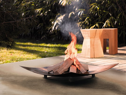 Die Feuerstelle: Ein Outdoor-Vergnügen für Familie und Freunde. Mit passender Sitzmöbel, wie z. B. dem Holzhocker kombiniert, wertet die Feuerschale von wodtke jeden Garten optisch auf.