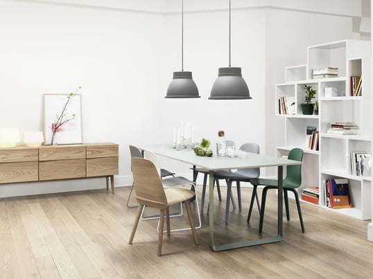 Der 70/70 Tisch von Muuto in weiß passt in wirklich jedes Interieur - mit dem Stacked Regalsystem in weiß schaffen Sie ein luftiges Ambiente. Die Unfold Pendelleuchte in grau, der Nerd Chair in oak sowie der Visu Stuhl sorgen für einen gekonnten Stilbruch.