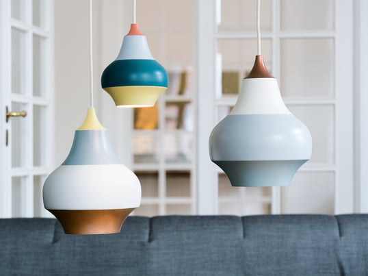 Die Pendelleuchten-Serie Cirque designte Clara von Zweigbergk für Louis Poulsen. Die farbenfrohen Hängelampen sind Hingucker in Restaurants, in der Küche, über dem Tresen oder dem Esstisch.